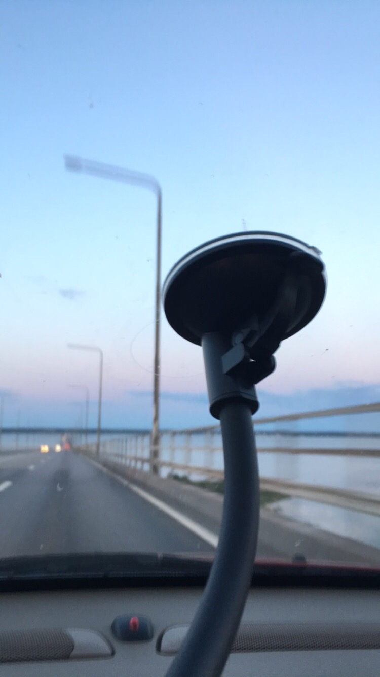 Ligger nedbäddad i en säng på Öland 