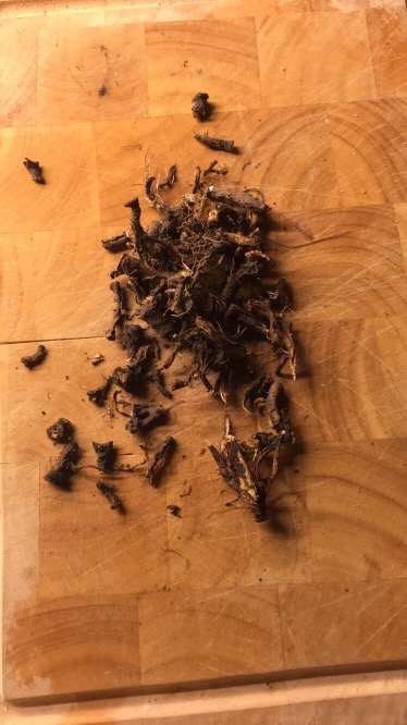 Städat bordet och rostat&nbsp;maskrosrötter