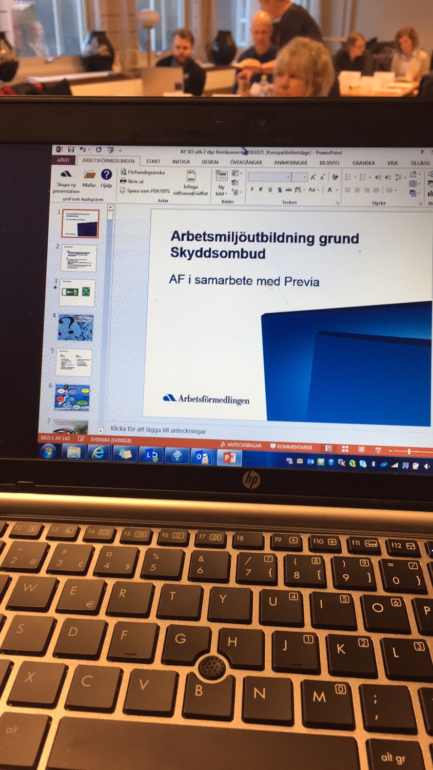 Trygg i rollen. 