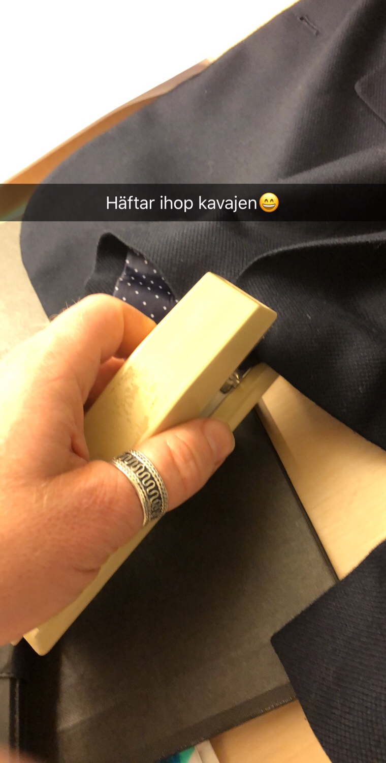 Då sprack kavajen.